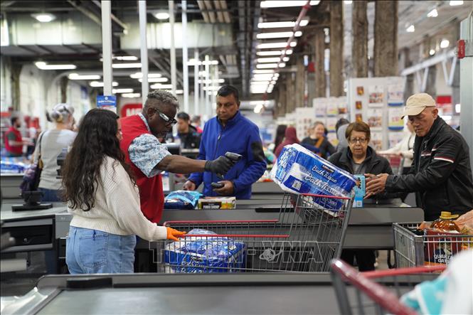 Người tiêu dùng mua sắm tại siêu thị ở New York, Mỹ. Ảnh: THX/TTXVN