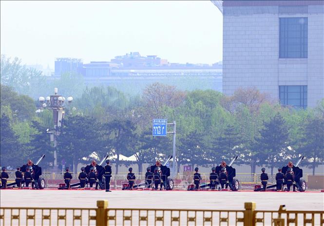 The ceremonial firing of 21 cannon shots at the welcoming ceremony for General Secretary of the Communist Party of Vietnam (CPV) Central Committee and his spouse on their state visit to China. VNA Photo: Thống Nhất