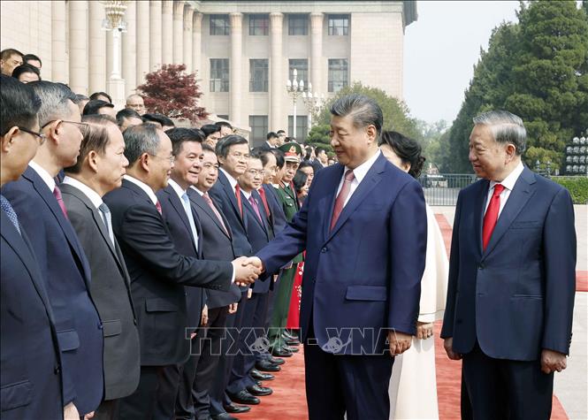 Tổng Bí thư, Chủ tịch nước Tô Lâm giới thiệu với Tổng Bí thư, Chủ tịch nước Trung Quốc Tập Cận Bình thành viên chính thức Đoàn Việt Nam. Ảnh: Thống Nhất – TTXVN