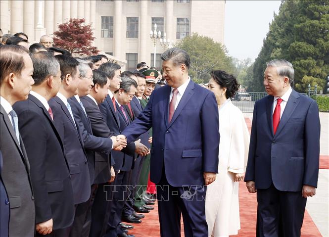 Tổng Bí thư, Chủ tịch nước Tô Lâm giới thiệu với Tổng Bí thư, Chủ tịch nước Trung Quốc Tập Cận Bình thành viên chính thức Đoàn Việt Nam. Ảnh: Thống Nhất – TTXVN