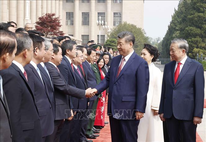 Tổng Bí thư, Chủ tịch nước Tô Lâm giới thiệu với Tổng Bí thư, Chủ tịch nước Trung Quốc Tập Cận Bình thành viên chính thức Đoàn Việt Nam. Ảnh: Thống Nhất – TTXVN