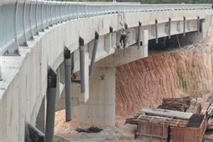 Sắp thông xe cầu cạn bắc qua điểm sạt lở trên đèo Mimosa - Đà Lạt