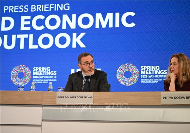 Ông Pierre-Olivier Gourinchas (trái), nhà Kinh tế trưởng của IMF, nhận định: 