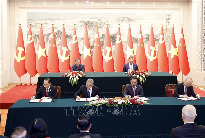 Đồng chí Lê Hoài Trung, Ủy viên Bộ Chính trị, Bộ trưởng Ngoại giao và đồng chí Vương Nghị, Ủy viên Bộ Chính trị, Bộ trưởng Ngoại giao Trung Quốc ký Bản ghi nhớ về hợp tác trong khuôn khổ Sáng kiến an ninh toàn cầu giữa Chính phủ hai nước; Đồng chí Trần Đức Thắng, Ủy viên Bộ Chính trị, Bí thư Thành ủy Hà Nội và đồng chí Doãn Lực, Ủy viên Bộ Chính trị, Bí thư Thành ủy Bắc Kinh ký Bản Ghi nhớ hợp tác hai thủ đô Hà Nội và Bắc Kinh, giai đoạn 2026 – 2030.