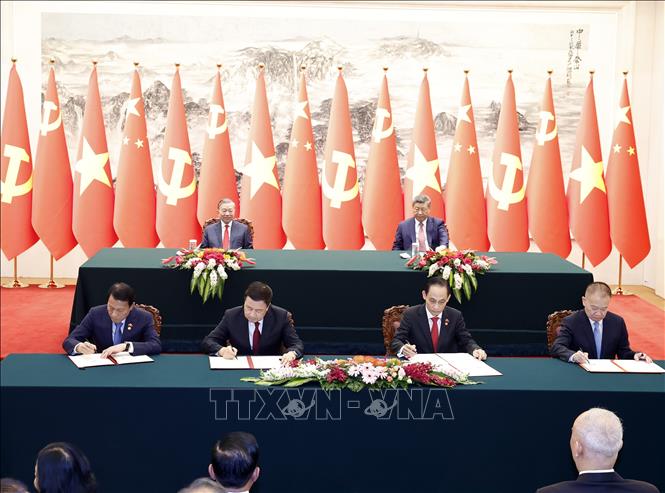 Bộ trưởng Công an Lương Tam Quang và Bộ trưởng Công an Trung Quốc Vương Tiểu Hồng ký Nghị định thư về thiết lập, quản lý và vận hành đường dây nóng cấp Bộ trưởng giữa hai Bộ; Bộ trưởng Ngoại giao Lê Hoài Trung và Trưởng ban Liên lạc Đối ngoại Trung ương Đảng Cộng sản Trung Quốc Lưu Hải Tinh ký 2 văn kiện: Kế hoạch hợp tác giữa hai Đảng giai đoạn 2026 – 2030 và Thỏa thuận hợp tác giữa Bộ Ngoại giao hai nước. Ảnh: Thống Nhất – TTXVN
