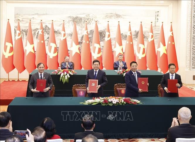 Lễ ký Bản ghi nhớ hợp tác giữa Ban Tổ chức Trung ương Đảng Cộng sản Việt Nam và Ban Tổ chức Trung ương Đảng Cộng sản Trung Quốc và ký Bản ghi nhớ giữa Bộ Xây dựng Việt Nam và Ủy ban Phát triển và Cải cách Quốc gia Trung Quốc về triển khai hợp tác đào tạo đường sắt để tăng cường năng lực cho nhân lực đường sắt Việt Nam. Ảnh: Thống Nhất – TTXVN
 