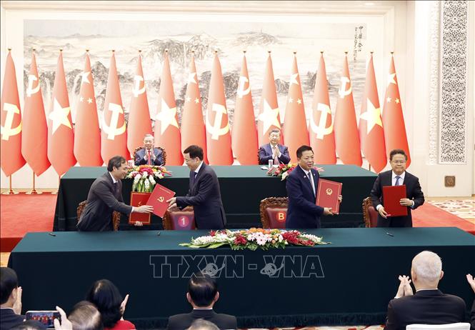 Lễ ký Bản ghi nhớ hợp tác giữa Ban Tổ chức Trung ương Đảng Cộng sản Việt Nam và Ban Tổ chức Trung ương Đảng Cộng sản Trung Quốc và ký Bản ghi nhớ giữa Bộ Xây dựng Việt Nam và Ủy ban Phát triển và Cải cách Quốc gia Trung Quốc về triển khai hợp tác đào tạo đường sắt để tăng cường năng lực cho nhân lực đường sắt Việt Nam. Ảnh: Thống Nhất – TTXVN
 