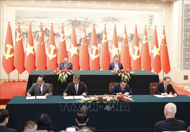 Lễ ký Bản Ghi nhớ về hợp tác giáo dục nghề nghiệp giữa Bộ Giáo dục và Đào tạo Việt Nam với Bộ Giáo dục Trung Quốc và ký Bản ghi nhớ về hợp tác trong lĩnh vực công nghệ số giữa Bộ Khoa học và Công nghệ Việt Nam với Bộ Công nghiệp và Công nghệ thông tin Trung Quốc. Ảnh: Thống Nhất – TTXVN



