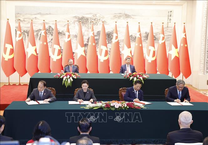 Lễ ký Bản ghi nhớ hợp tác giữa Bộ Tư pháp Việt Nam và Bộ Tư pháp Trung Quốc về tăng cường hợp tác trong lĩnh vực giải quyết tranh chấp dân sự, thương mại của cư dân biên giới và ký Giấy chứng nhận bàn giao hồ sơ kết quả dự án viện trợ Việt Nam lập báo cáo nghiên cứu khả thi tuyến đường sắt Lào Cai – Hà Nội - Hải Phòng giữa Bộ Xây dựng Việt Nam và Bộ Thương mại Trung Quốc. Ảnh: Thống Nhất – TTXVN

