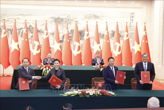 Lễ ký Bản ghi nhớ hợp tác giữa Bộ Tư pháp Việt Nam và Bộ Tư pháp Trung Quốc về tăng cường hợp tác trong lĩnh vực giải quyết tranh chấp dân sự, thương mại của cư dân biên giới và ký Giấy chứng nhận bàn giao hồ sơ kết quả dự án viện trợ Việt Nam lập báo cáo nghiên cứu khả thi tuyến đường sắt Lào Cai – Hà Nội - Hải Phòng giữa Bộ Xây dựng Việt Nam và Bộ Thương mại Trung Quốc. Ảnh: Thống Nhất – TTXVN

