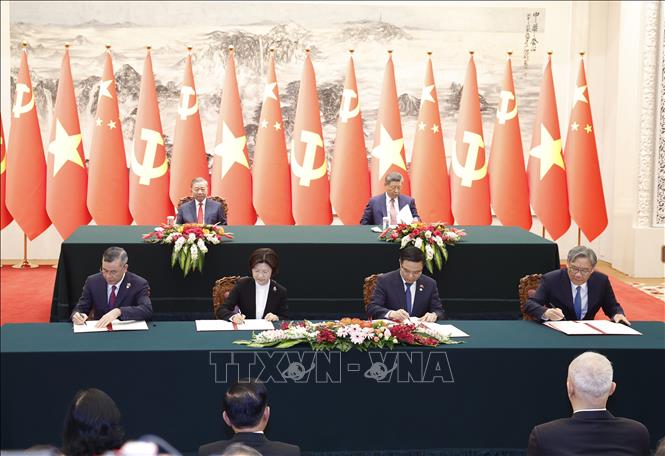 Lễ ký Hiệp định giữa Chính phủ hai nước về hợp tác và hỗ trợ hành chính lẫn nhau trong lĩnh vực hải quan; ký 2 văn kiện: Bản ghi nhớ về việc thành lập Nhóm công tác hợp tác chuỗi sản xuất, chuỗi cung ứng giữa Bộ Công Thương Việt Nam và Bộ Thương mại Trung Quốc và Bản ghi nhớ về việc thành lập Nhóm công tác đàm phán thúc đẩy xây dựng Khu hợp tác kinh tế qua biên giới giữa Bộ Công Thương Việt Nam và Bộ Thương mại Trung Quốc. Ảnh: Thống Nhất – TTXVN

