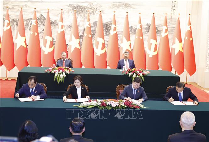 Lễ ký Nghị định thư về yêu cầu kiểm dịch thực vật đối với việc xuất khẩu quả bưởi và quả chanh giữa Bộ Nông nghiệp và Môi trường Việt Nam và Tổng cục Hải quan Trung Quốc; ký Thỏa thuận tăng cường hợp tác Văn hóa Nghệ thuật năm 2026 – 2027 giữa Đài Truyền hình Việt Nam và Đài Phát thanh truyền hình Trung ương Trung Quốc. Ảnh: Thống Nhất – TTXVN