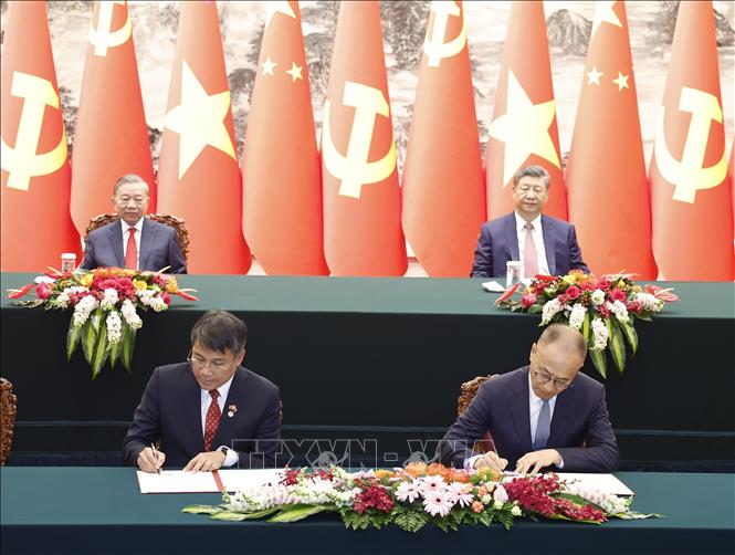 Lễ ký Công thư về viện trợ không hoàn lại của Chính phủ Trung Quốc cho Dự án xây mới cơ sở 2 Học viện Y – Dược học cổ truyền giai đoạn I. Ảnh: Thống Nhất – TTXVN