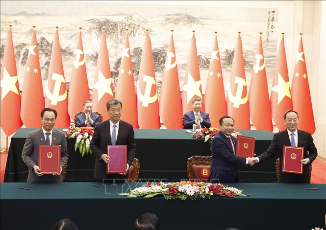 The signing ceremony of the Memorandum of Understanding (MoU) on vocational education cooperation between the Ministry of Education and Training of Vietnam and the Ministry of Education of China, and the signing of the MoU on cooperation in the field of digital technology between the Ministry of Science and Technology of Vietnam and the Ministry of Industry and Information Technology of China. VNA Photo: Thống Nhất