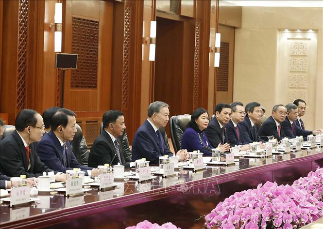 Tổng Bí thư, Chủ tịch nước Tô Lâm và thành viên Đoàn cấp cao Việt Nam tại cuộc hội kiến Ủy viên trưởng Nhân đại toàn quốc Trung Quốc Triệu Lạc Tế. Ảnh: Thống Nhất - TTXVN