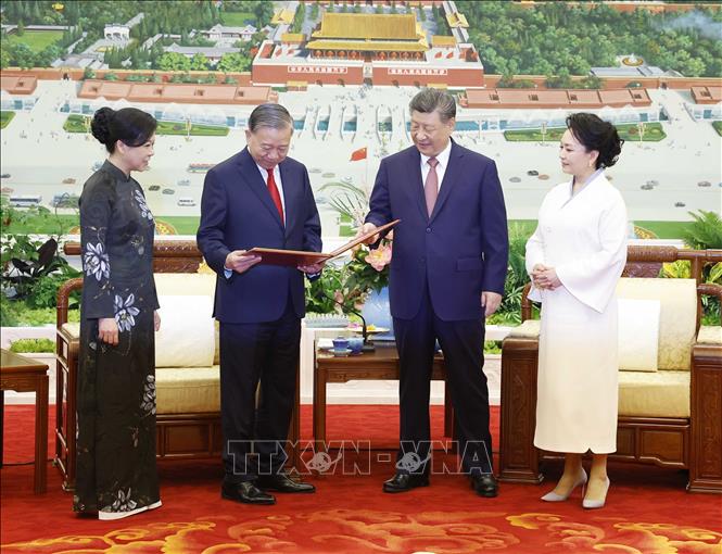 Tổng Bí thư, Chủ tịch nước Trung Quốc Tập Cận Bình và Phu nhân tặng album ảnh cho Tổng Bí thư, Chủ tịch nước Tô Lâm và Phu nhân. Ảnh: Thống Nhất - TTXVN