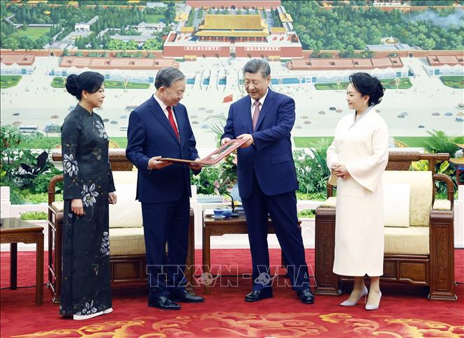 Tổng Bí thư, Chủ tịch nước Trung Quốc Tập Cận Bình và Phu nhân tặng album ảnh cho Tổng Bí thư, Chủ tịch nước Tô Lâm và Phu nhân. Ảnh: Thống Nhất - TTXVN