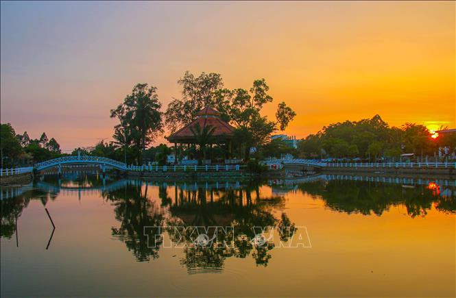 Khu văn hóa Hồ Sen là địa điểm nổi bật tại trung tâm phường Vị Thanh (thành phố Cần Thơ), thu hút đông đảo người dân và du khách nhờ không gian xanh mát và giá trị văn hóa – lịch sử đặc trưng. Không gian Hồ Sen rộng rãi, thoáng đãng, rất phù hợp cho các hoạt động ngoài trời như dạo bộ, tập thể dục, chụp ảnh và picnic gia đình. Với nhưng lợi thế đó, Khu văn hóa Hồ Sen, phường Vị Thanh là điểm đến không thể bỏ qua khi khám phá Cần Thơ. Ảnh: Duy Khương – TTXVN