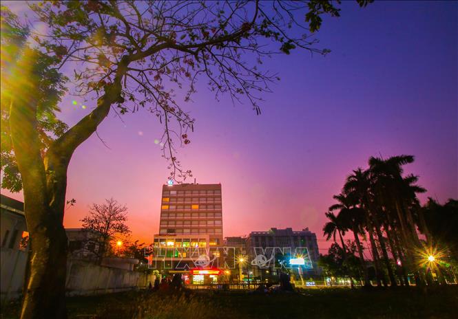 Không gian Hồ Sen thoáng đảng giữa lòng đô thị phường Vị Thanh. Ảnh: Duy Khương – TTXVN