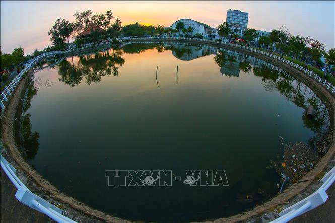 Khu văn hóa Hồ Sen giữa lòng đô thị Vị Thanh. Ảnh: Duy Khương – TTXVN