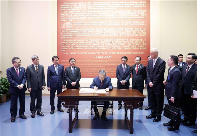 Tổng Bí thư, Chủ tịch nước Tô Lâm ghi sổ lưu niệm Bảo tàng Lịch sử Đảng Cộng sản Trung Quốc. Ảnh: Thống Nhất - TTXVN