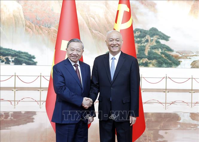 Tổng Bí thư, Chủ tịch nước Tô Lâm và đồng chí Thái Kỳ, Uỷ viên Ban Thường vụ Bộ Chính trị, Bí thư Ban Bí thư Trung ương Đảng Cộng sản Trung Quốc. Ảnh: Thống Nhất - TTXVN