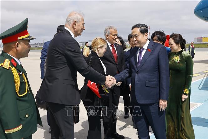 Chủ tịch Quốc hội Trần Thanh Mẫn và Phu nhân cùng đoàn đại biểu cấp cao Việt Nam đến thành phố Istanbul. Ảnh: Doãn Tấn – TTXVN