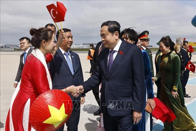 Chủ tịch Quốc hội Trần Thanh Mẫn và Phu nhân cùng đoàn đại biểu cấp cao Việt Nam đến thành phố Istanbul. Ảnh: Doãn Tấn – TTXVN