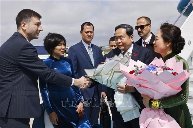 Lễ đón Chủ tịch Quốc hội Trần Thanh Mẫn và Phu nhân tại sân bay Istanbul, TP Istanbul, Thổ Nhĩ Kỳ. Ảnh: Doãn Tấn – TTXVN