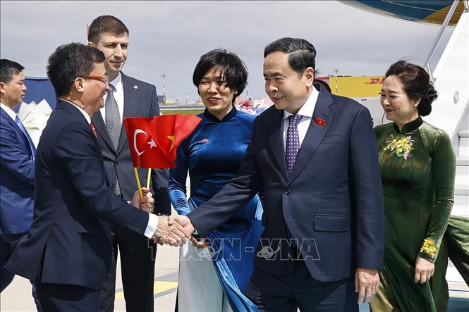 Lễ đón Chủ tịch Quốc hội Trần Thanh Mẫn và Phu nhân tại sân bay Istanbul, TP Istanbul, Thổ Nhĩ Kỳ. Ảnh: Doãn Tấn – TTXVN