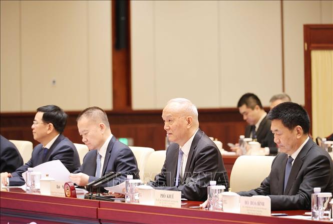 Đồng chí Thái Kỳ (thứ hai, từ phải sang) phát biểu tại Cuộc gặp. Ảnh: Công Tuyên - PV TTXVN tại Trung Quốc