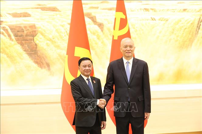 Đồng chí Trần Cẩm Tú (trái) và đồng chí Thái Kỳ. Ảnh: Công Tuyên - PV TTXVN tại Trung Quốc