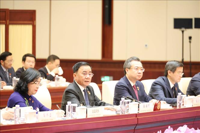 Đồng chí Trần Cẩm Tú (thứ hai, từ trái sang) phát biểu tại Cuộc gặp. Ảnh: Công Tuyên - PV TTXVN tại Trung Quốc