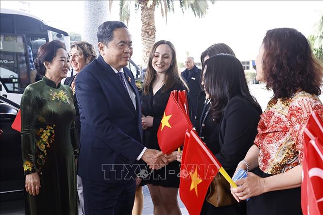 Cộng đồng người Việt Nam tại Thổ Nhĩ Kỳ đón Chủ tịch Quốc hội Trần Thanh Mẫn và Phu nhân tại khách sạn. Ảnh: Doãn Tấn – TTXVN