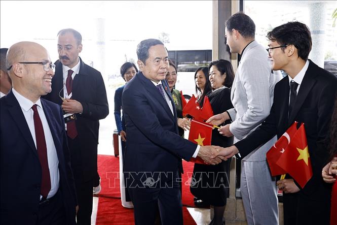 Cộng đồng người Việt Nam tại Thổ Nhĩ Kỳ đón Chủ tịch Quốc hội Trần Thanh Mẫn và Phu nhân tại khách sạn. Ảnh: Doãn Tấn – TTXVN