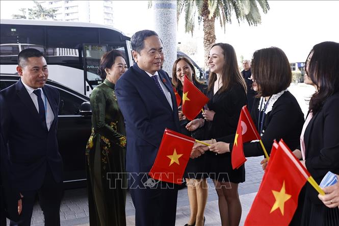 Cộng đồng người Việt Nam tại Thổ Nhĩ Kỳ đón Chủ tịch Quốc hội Trần Thanh Mẫn và Phu nhân tại khách sạn. Ảnh: Doãn Tấn – TTXVN