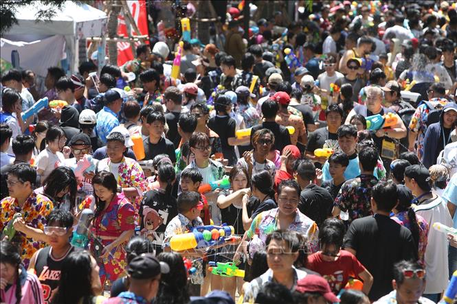 Người dân tham gia lễ hội Songkran tại Bangkok, Thái Lan ngày 13/4/2026. Ảnh: THX/TTXVN