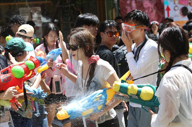 Người dân tham gia lễ hội Songkran tại Bangkok, Thái Lan ngày 13/4/2026. Ảnh: THX/TTXVN