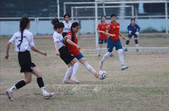Cầu thủ đội nữ Công an tỉnh Lạng Sơn (áo đỏ) khống chế bóng trước sự truy cản của các cầu thủ nữ cụm xã Thất Khê (áo trắng) trong trận bóng chiều ngày khai mạc Giải. Ảnh: Anh Tuấn – TTXVN