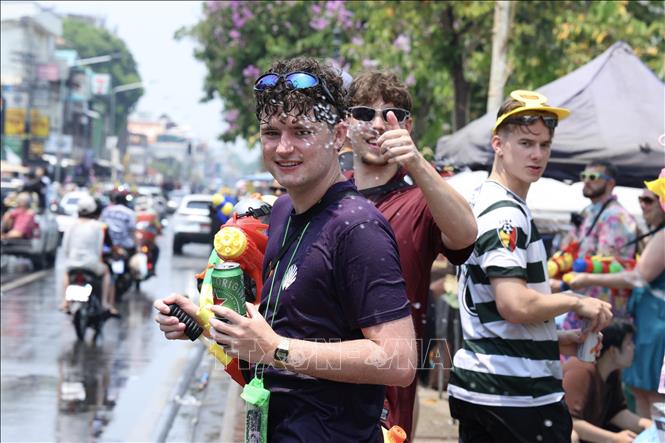 Khách du lịch nước ngoài tham gia lễ hội Songkran tại Chiang Mai, Thái Lan ngày 13/4/2026. Ảnh: THX/TTXVN