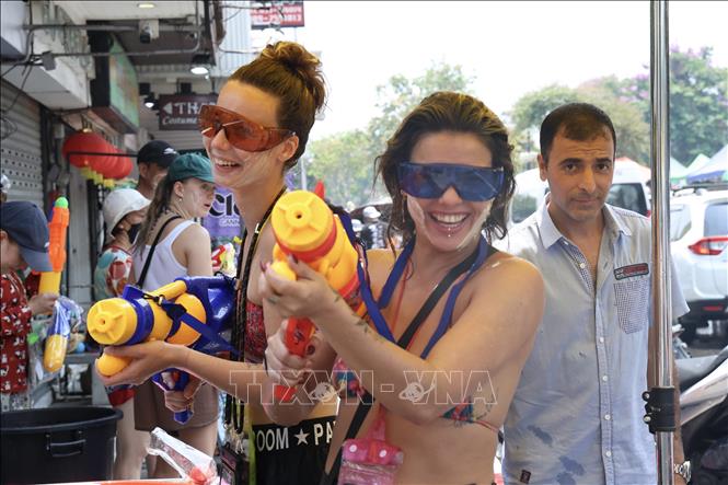 Khách du lịch nước ngoài tham gia lễ hội Songkran tại Chiang Mai, Thái Lan ngày 13/4/2026. Ảnh: THX/TTXVN