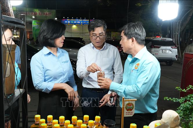 Các đại biểu tham quan, dùng thử sản phẩm OCOP, nông nghiệp tiêu biểu của tỉnh Tây Ninh. Ảnh: Bùi Giang - TTXVN