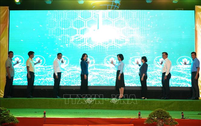 Các đại biểu thực hiện nghi thức khai mạc. Ảnh: Bùi Giang - TTXVN