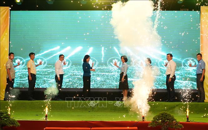 Các đại biểu thực hiện nghi thức khai mạc. Ảnh: Bùi Giang - TTXVN