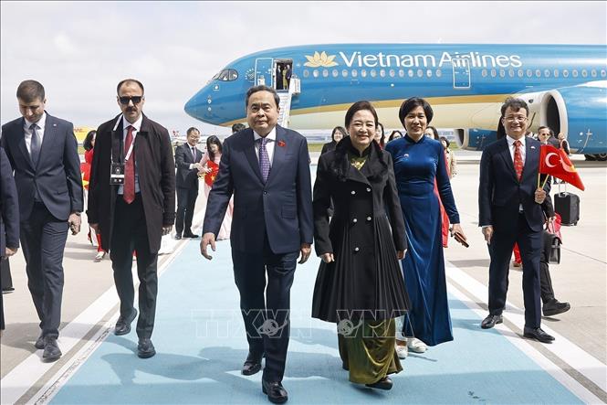 Lễ đón Chủ tịch Quốc hội Trần Thanh Mẫn và Phu nhân tại sân bay quốc tế Istanbul, Thổ Nhĩ Kỳ. Ảnh: Doãn Tấn – TTXVN