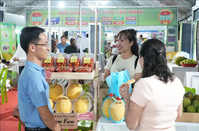 Các sản phẩm OCOP, nông nghiệp tiêu biểu của tỉnh Tây Ninh hấp dẫn người dân tham quan, mua sắm. Ảnh: Bùi Giang - TTXVN