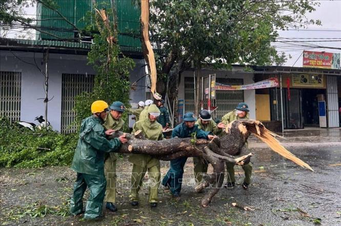 Lực lượng chức năng thu dọn hiện trường sau trận giông lốc chiều 15/4 tại xã Đam Rông 2. Ảnh: TTXVN phát
