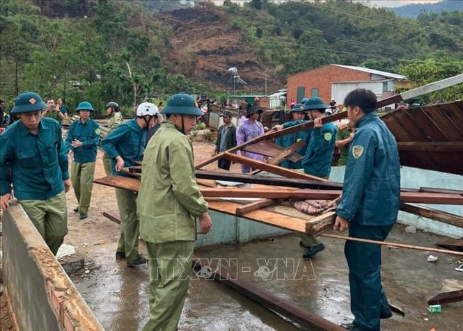Lực lượng chức năng xã Đam Rông 2 được huy động hỗ trợ người dân khắc phục hậu quả, dọn dẹp nhà cửa sau trận giông lốc chiều 15/4. Ảnh: TTXVN phát
