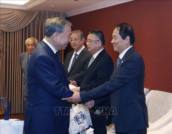 Tổng Bí thư, Chủ tịch nước Tô Lâm với thân nhân các tướng lĩnh, chuyên gia, nhân sĩ hữu nghị Việt Nam – Trung Quốc. Ảnh: Thống Nhất - TTXVN