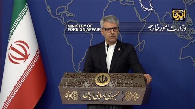 Người phát ngôn Bộ Ngoại giao Iran Esmail Baghaei phát biểu trong cuộc họp báo tại Tehran. Ảnh: IRNA/TTXVN